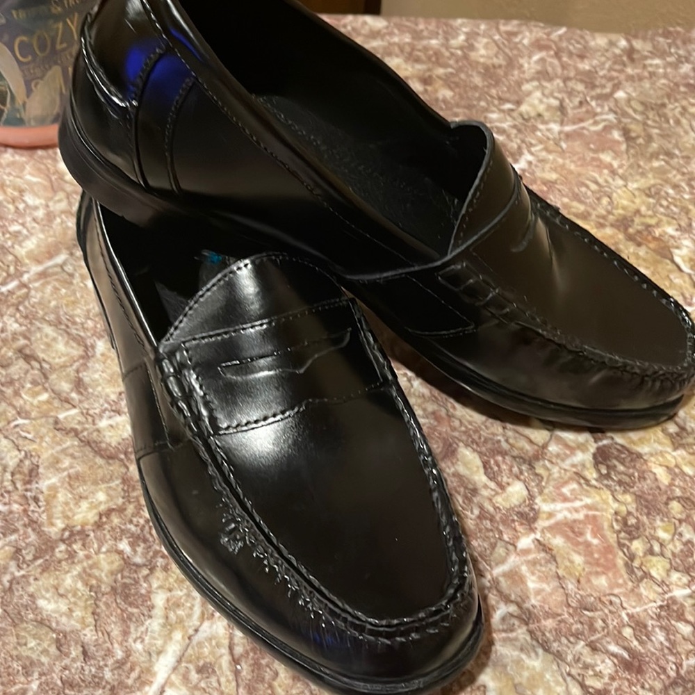 Mens black dress shoes like new condition